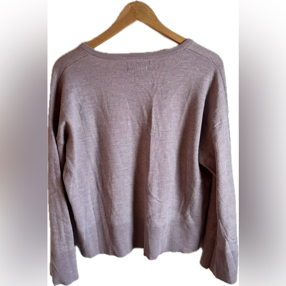 TAHARI 100% Extra Fine Merino Wool V-Neck Lavender Sweater - Picture 2 of 4